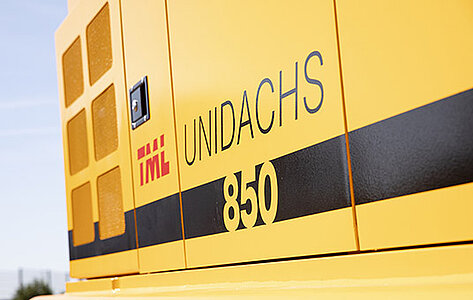 Detalle de las letras de Unidachs en un vehículo
