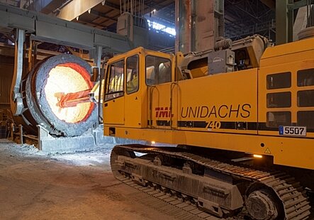   Unidachs 740 cleaning ladle at 1400°C, hot application with the ripper hook attachment. Unidachs in Witten, Germany