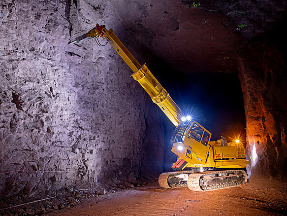 La UNIDACHS 850 excavando en una explotación minera
