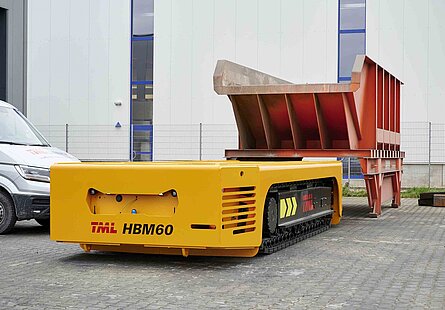 The HOT BOX MOVER is under the special container (HOT BOX) with the slag inside and picks it up – remotely controlled from a safe distance.